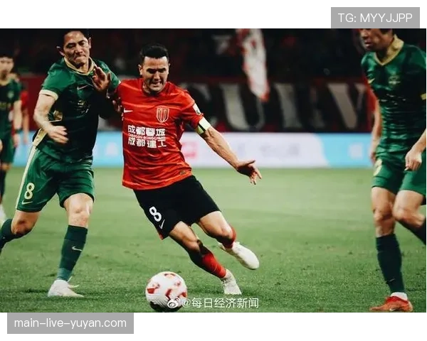 成都蓉城十一轮不败领跑，积分优势已达两位数。